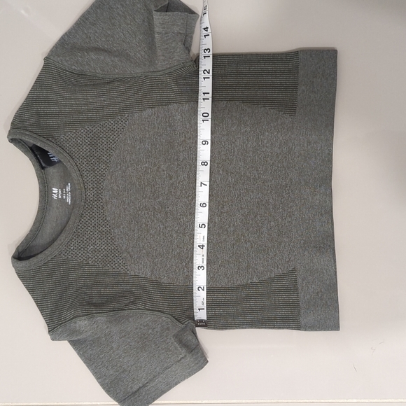 H&M workout top - Picture 6 of 8